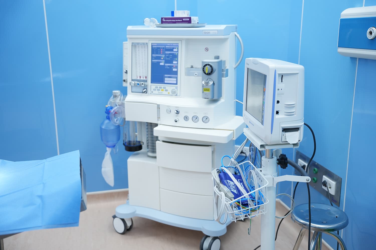Bệnh viện đại học Quốc Gia Hà Nội quan tâm, khám bệnh cho người cao tuổi