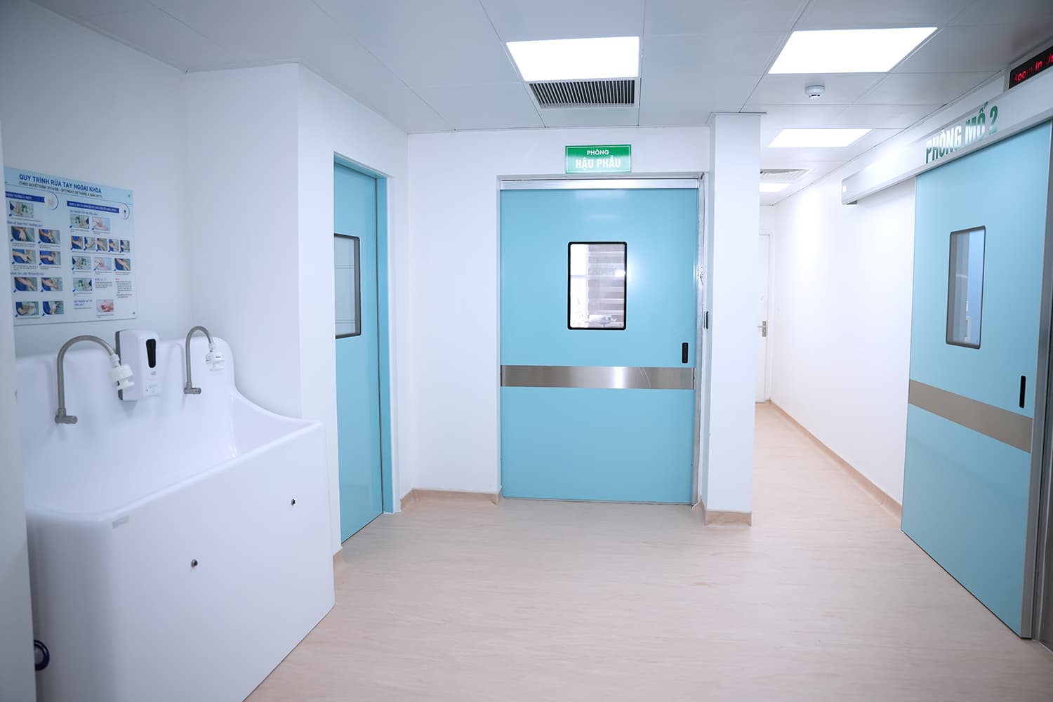 BÊN TRONG PHÒNG PHẪU THUẬT BỆNH VIỆN ĐẠI HỌC QUỐC GIA HÀ NỘI