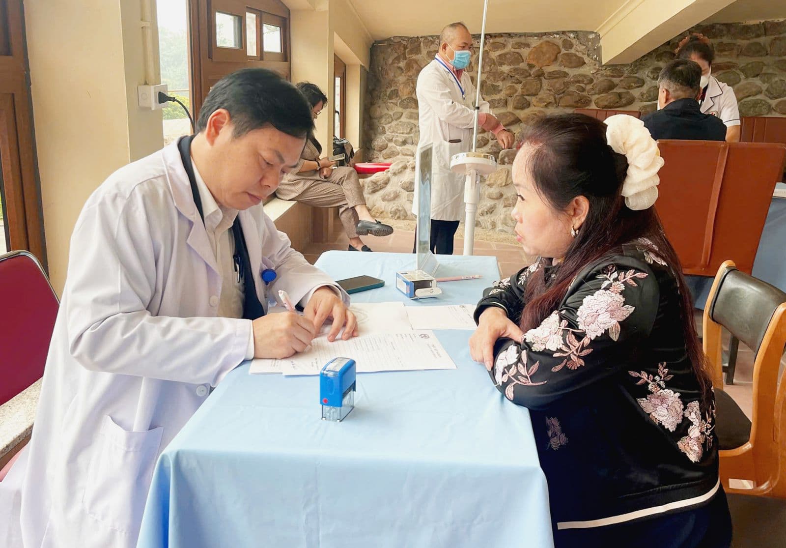 BỆNH VIỆN ĐẠI HỌC QUỐC GIA HÀ NỘI QUAN TÂM, KHÁM BỆNH CHO NGƯỜI CAO TUỔI